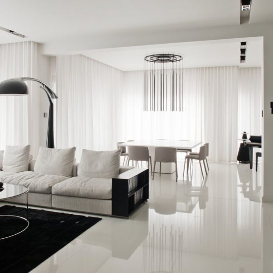 Czarny dywan z białą kanapą